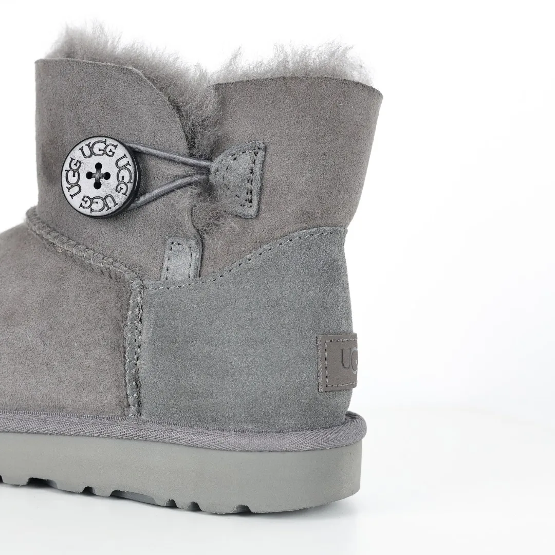 Pick up locally 💰540 The core recommendation is good price UGG basic Bailey twist style Xiaohongshu hot style Henan Longfeng leather production Sheepskin integrated top quality in the market 2-3 cm cashmere insole to keep warm in winter and a very suitable choice for home use UUG has launched a style series in the new year, which is partially geared towards the preferences of young consumers and has also moved to the forefront of fashion trends. Shoe body material Water-repellent coated suede upper 17mm UGGPURE™ implanted wool insole Lightweight non-slip comfortable rubber outsole With brand LOGO Trademark Comes with full packaging Size: 35 36 37 38 39 40